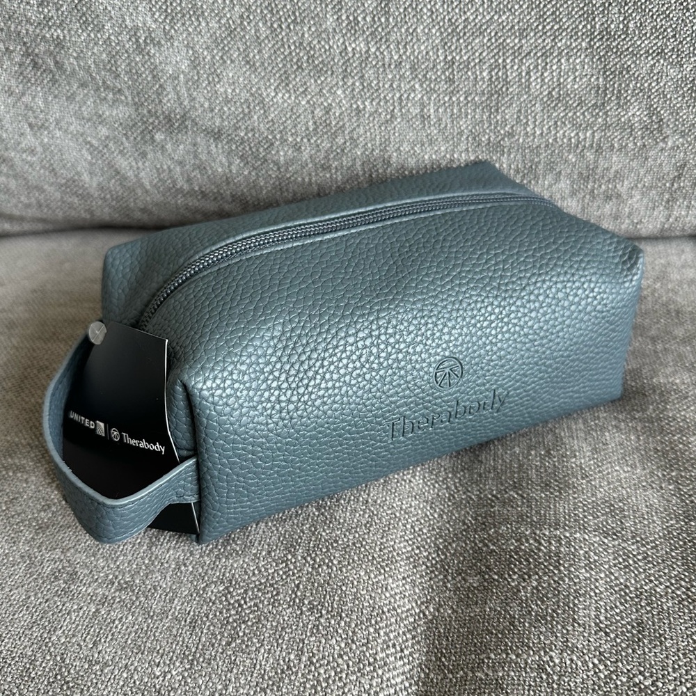 NWT United Polaris business class amenity kit: Therabody (blue/grey)